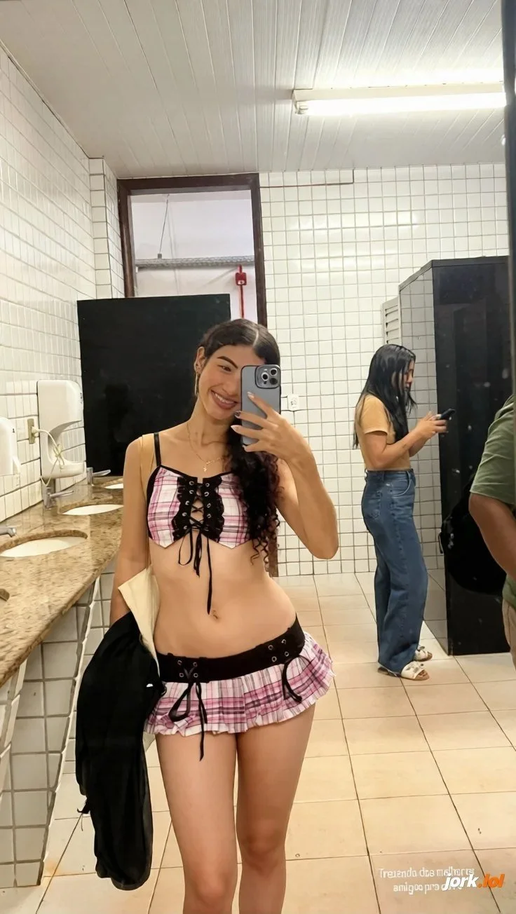 amiga sendo vista do jeito que merece image 8