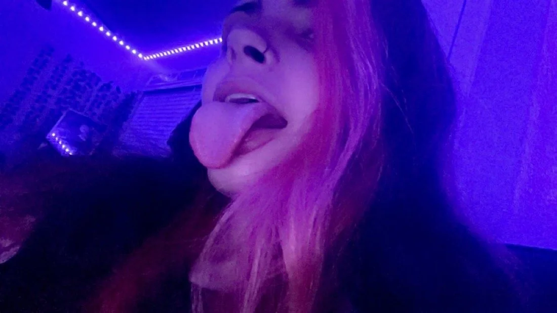 slim thick teen stoner image 13