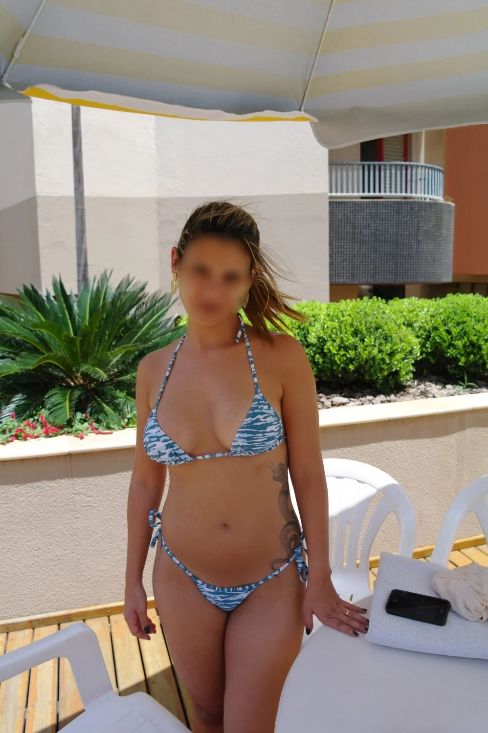 Exibidinha na piscina do condomínio... muito vizinho já deve ter batido punheta para essa vadia!!! image 2