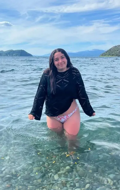 Mia mostrando su culo en la playa cover image