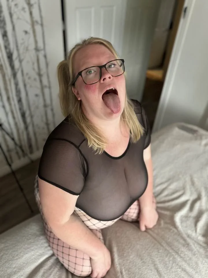 Fat Threesome Whore Carrie image 25