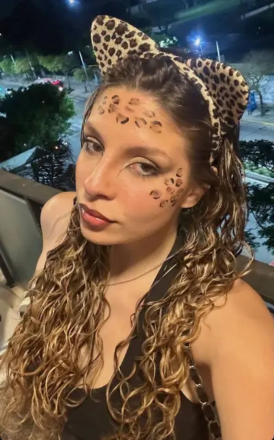 Loirinha do insta exposta pelo amigo cover image