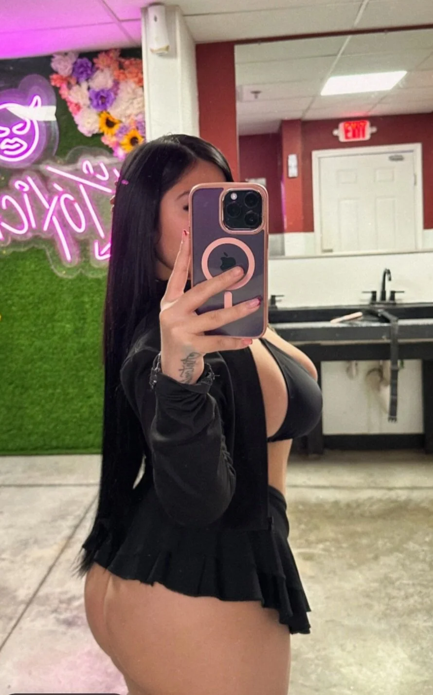Big tits , nice ass , a cumshot face and dick sucking lips , she need a good facial image 4