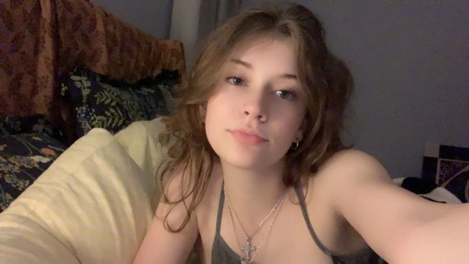 girl sticks cucumber up her pussy main image