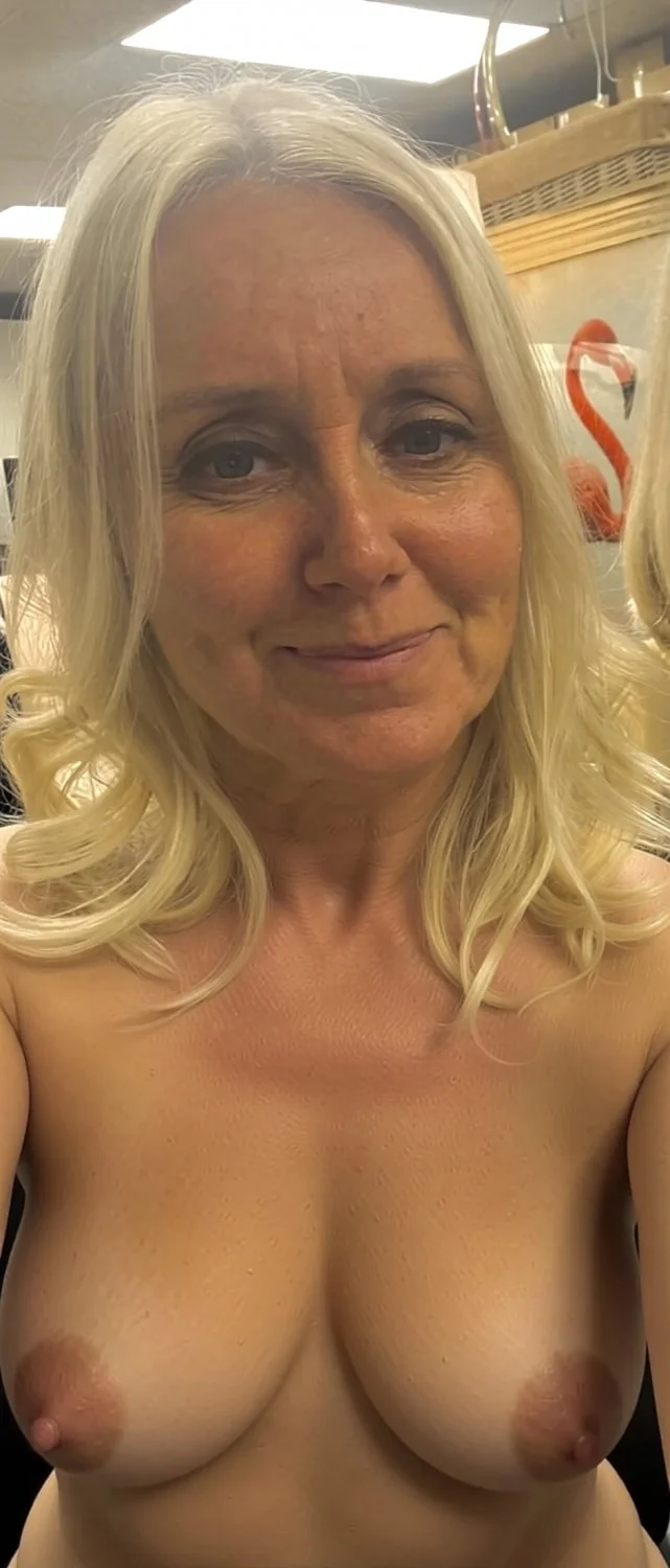 Hot Blonde wife.48. Ai. Offers to fuck her? Sexy Blowjobs. Repost her ? main image