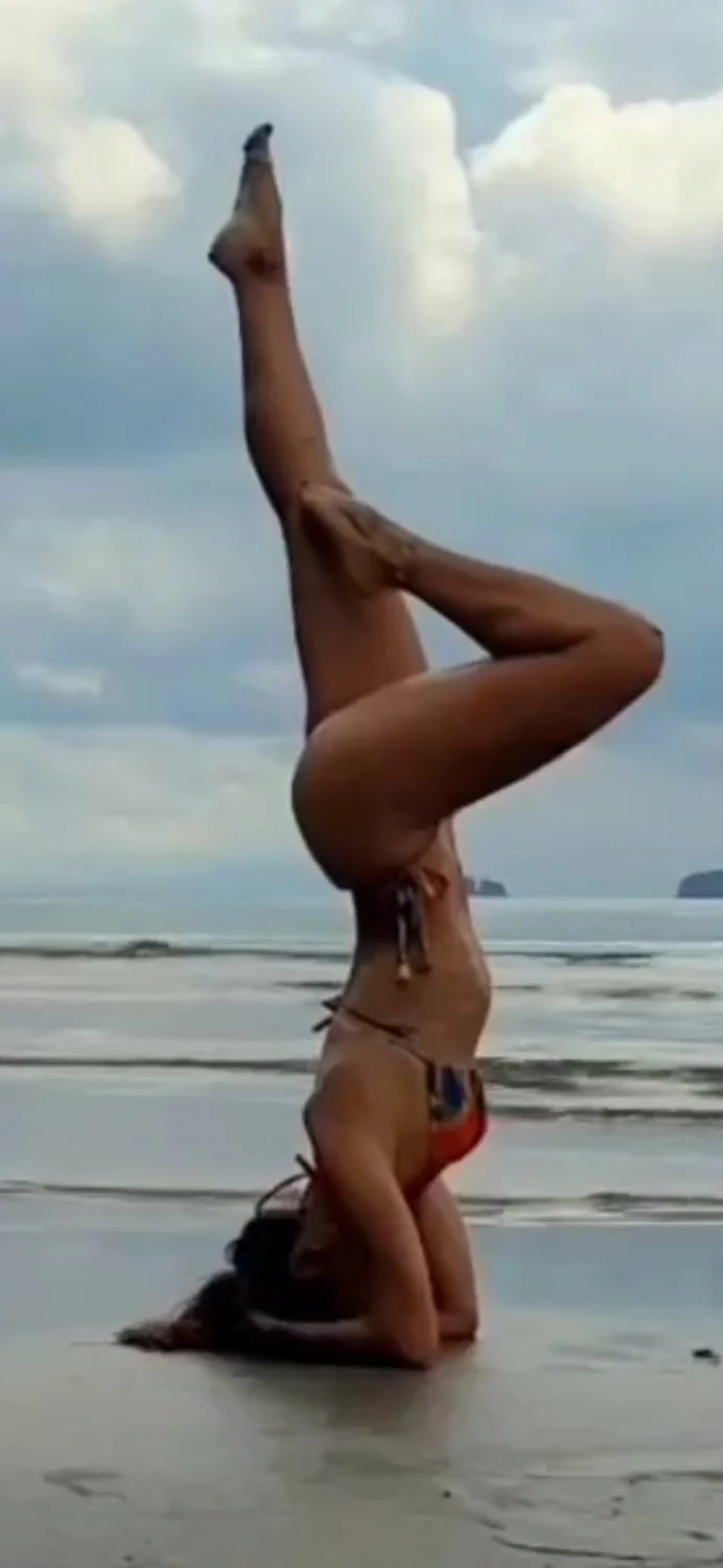 Loira maravilhosa yoga na praia image 3
