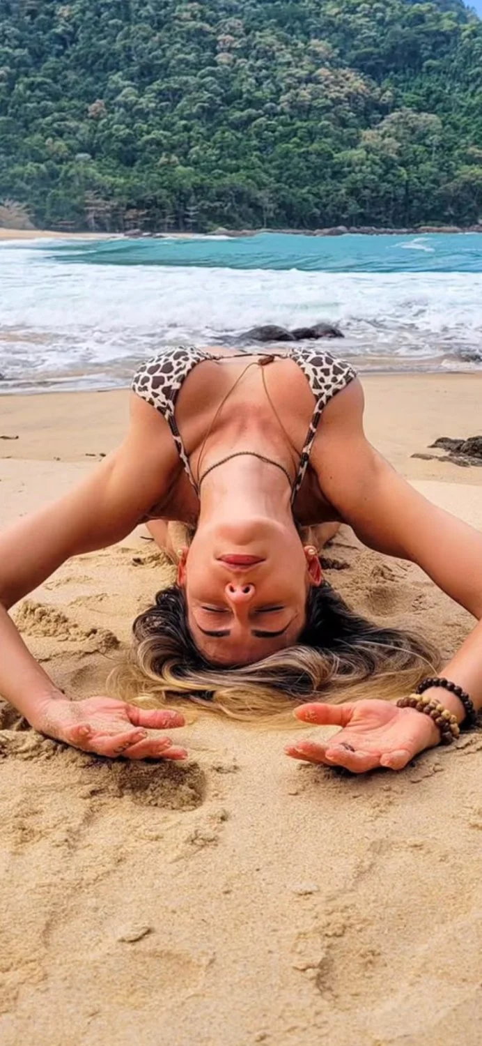 Loira maravilhosa yoga na praia image 34