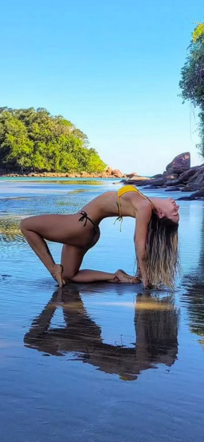Loira maravilhosa yoga na praia image 37