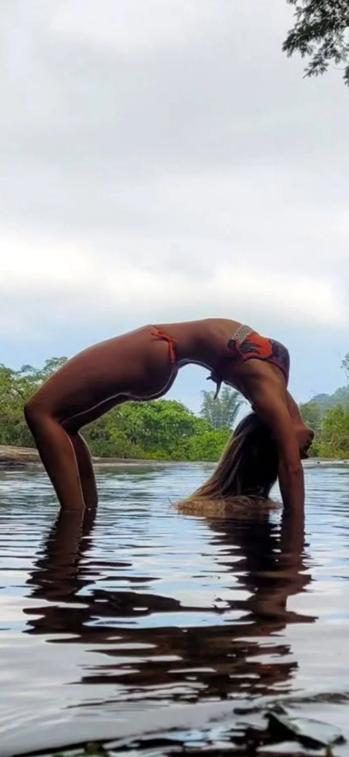 Loira maravilhosa yoga na praia image 40