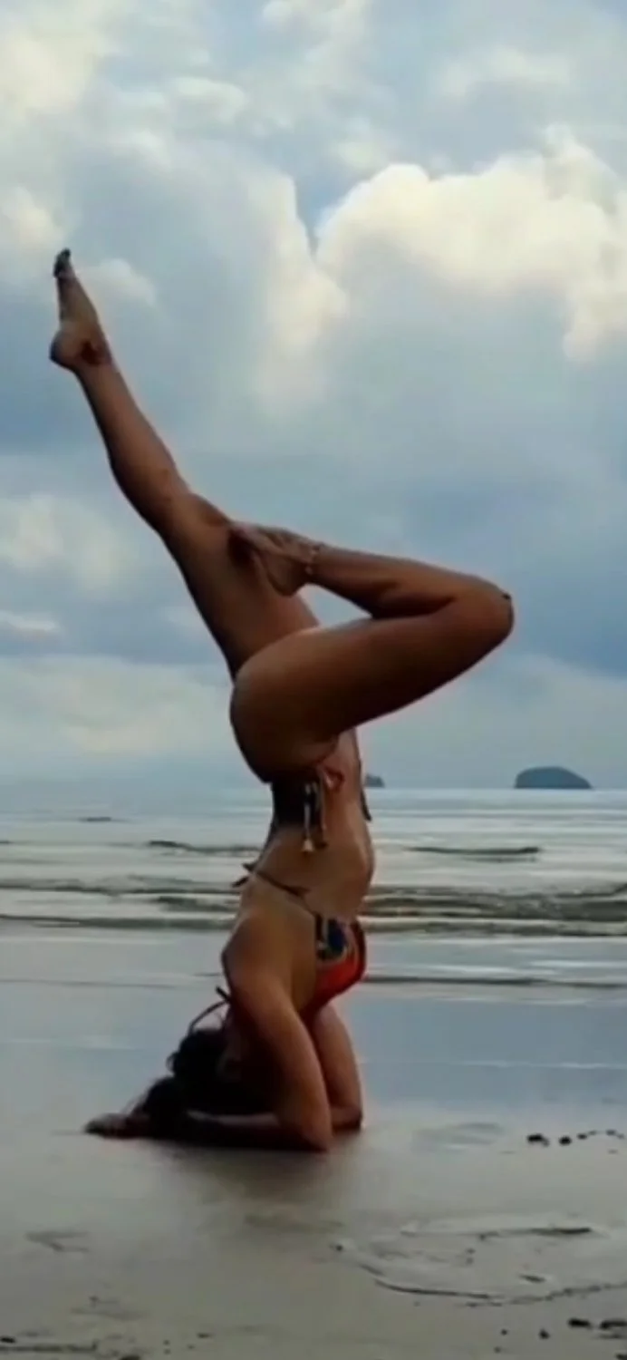 Loira maravilhosa yoga na praia image 7