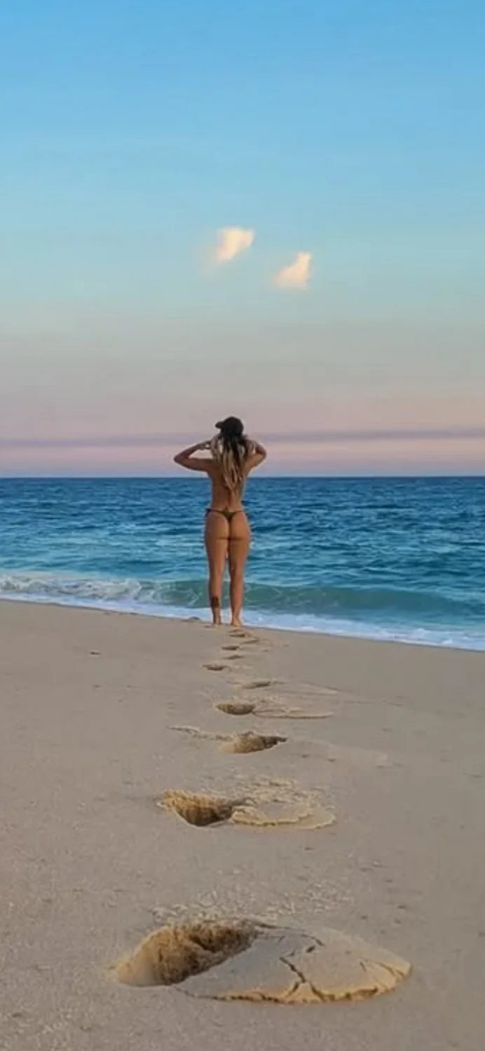 Loira maravilhosa yoga na praia image 8