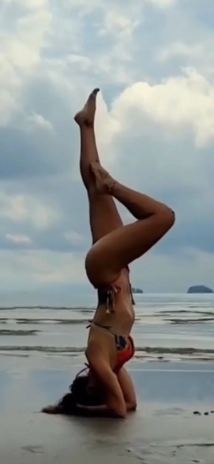 Loira maravilhosa yoga na praia image 9