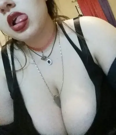 Guy uploaded his huge tits Girlfriend then deleted cover image