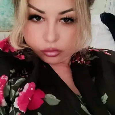 Latina MILF creep shot feet in heels cover image