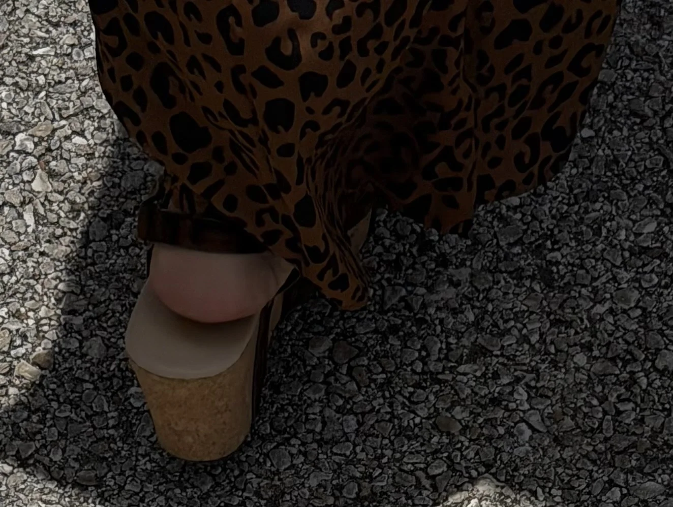 Latina MILF creep shot feet in heels image 10