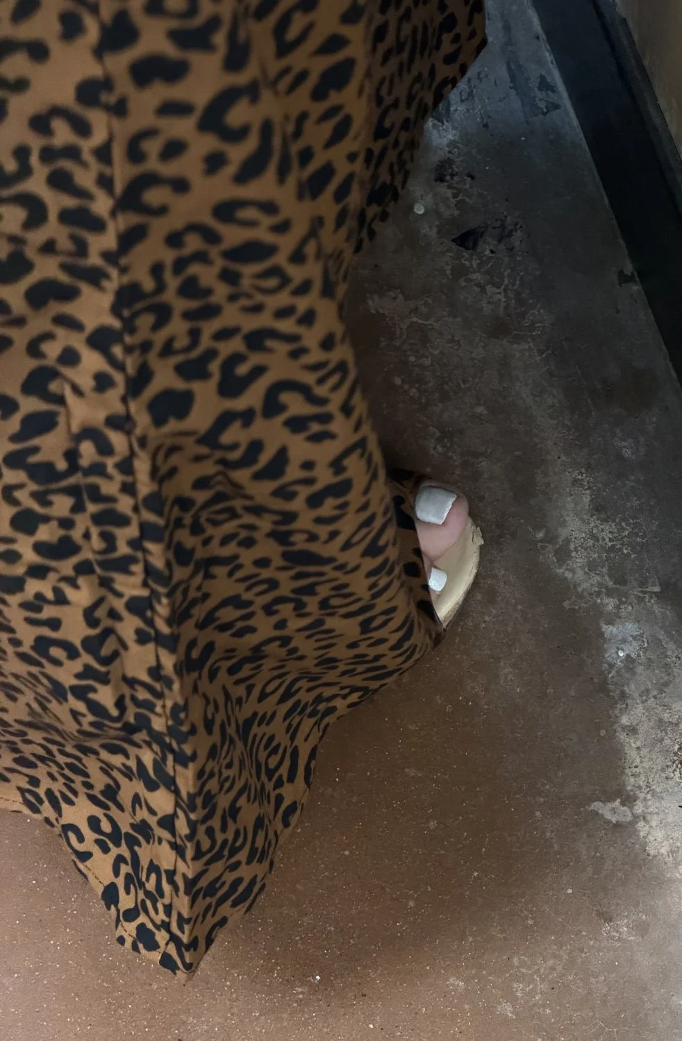 Latina MILF creep shot feet in heels image 13