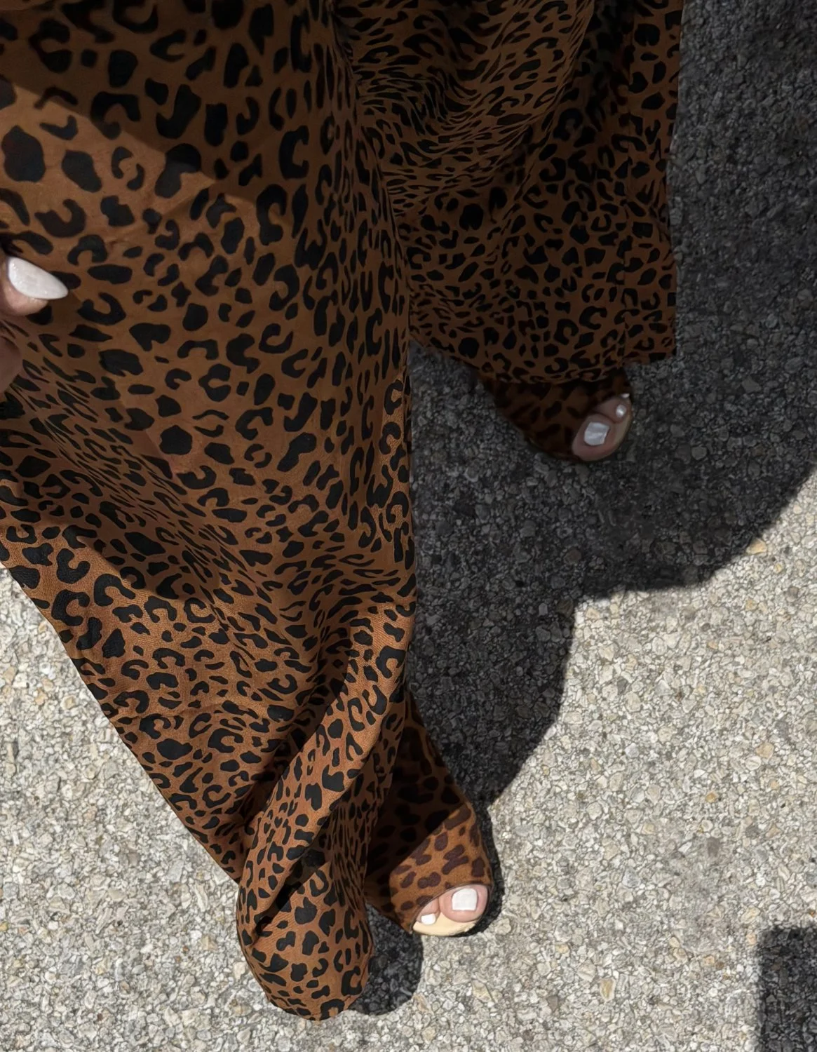 Latina MILF creep shot feet in heels image 16