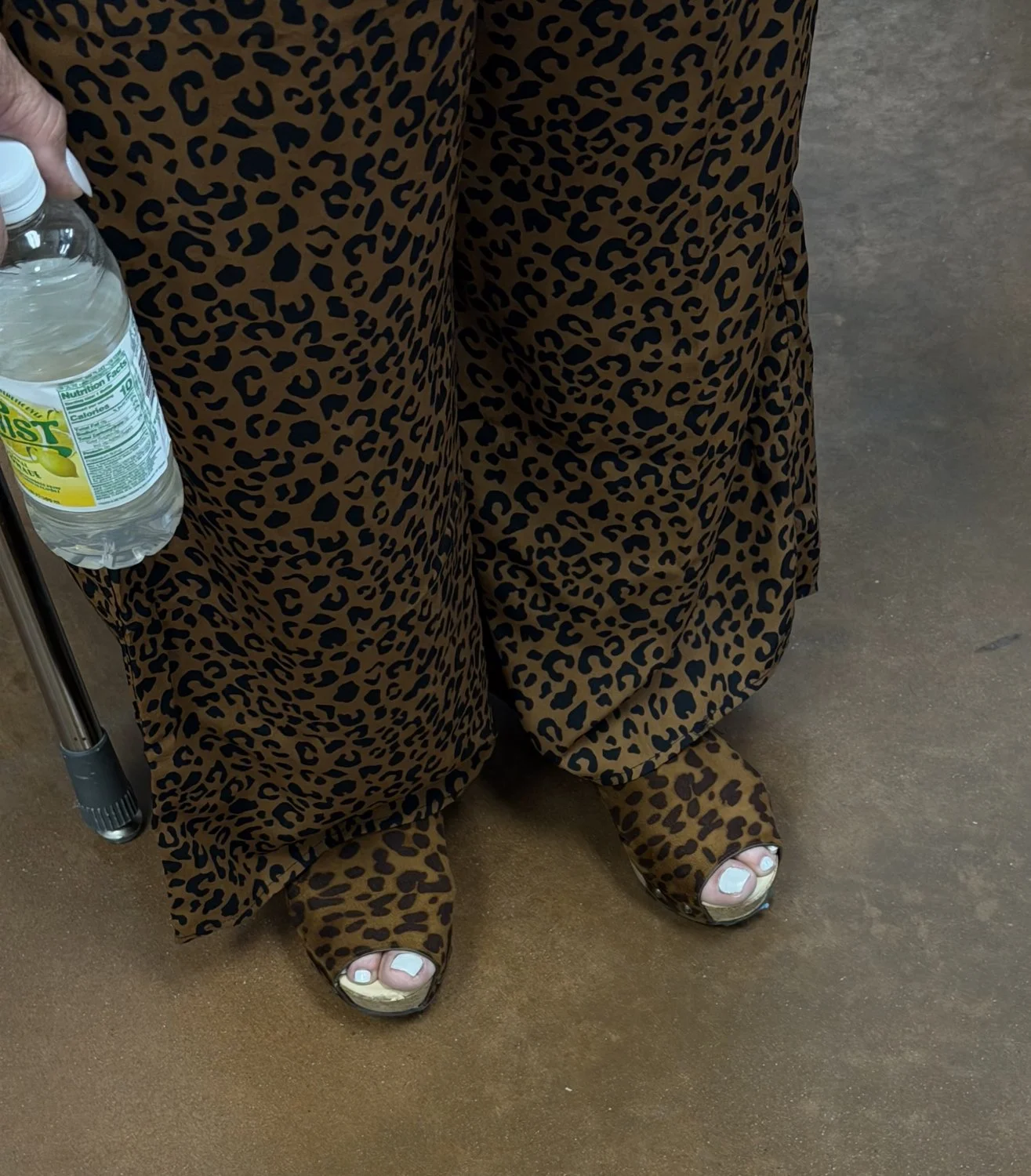 Latina MILF creep shot feet in heels image 28