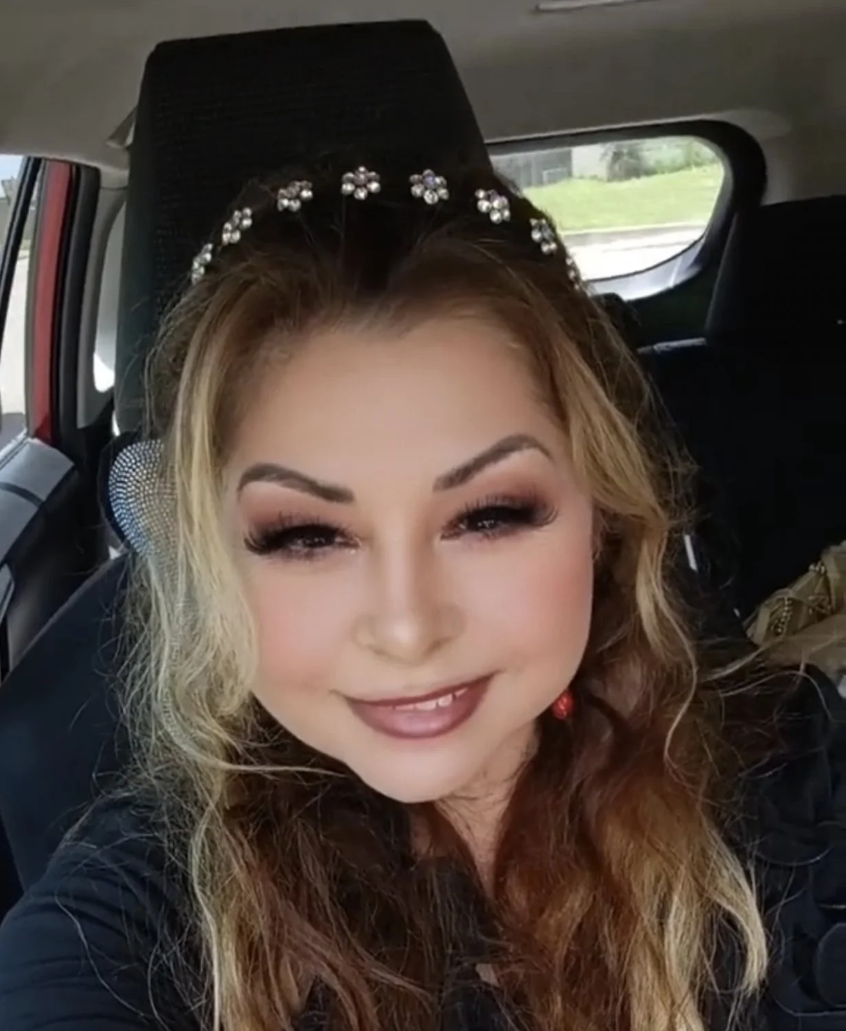 Latina MILF creep shot feet in heels image 5