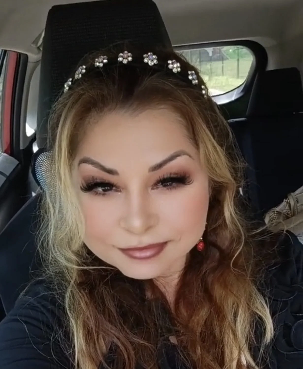 Latina MILF creep shot feet in heels image 6