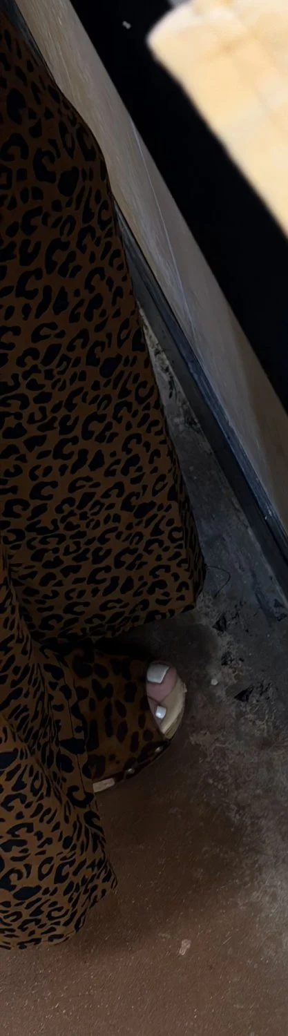 Latina MILF creep shot feet in heels image 9