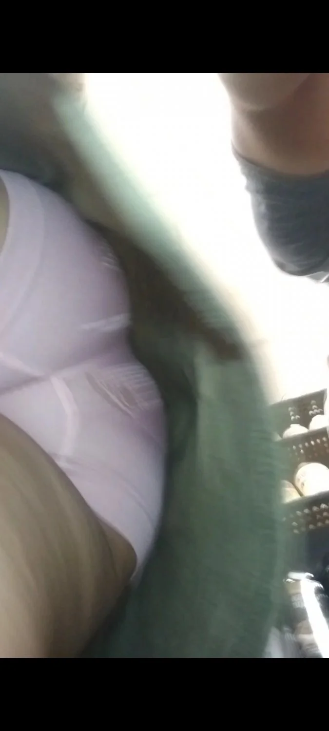 Mama y hija upskirt bajo falda ricas. image 4