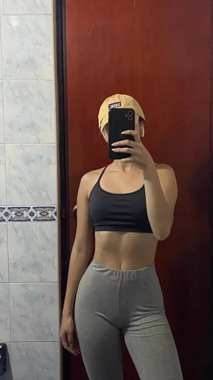 Tetas pequeñas flaca image 5