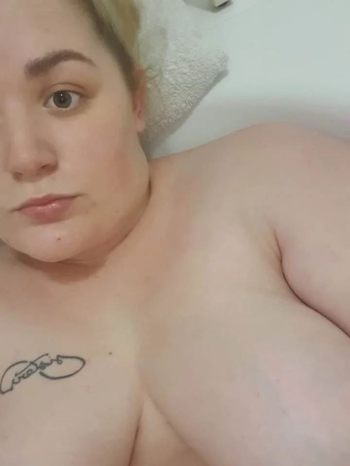 Young 29 yr Milf Chloe , xposed , share repost .. image 7