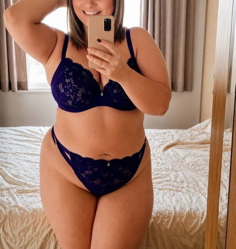 MILF Amy from the UK image 5