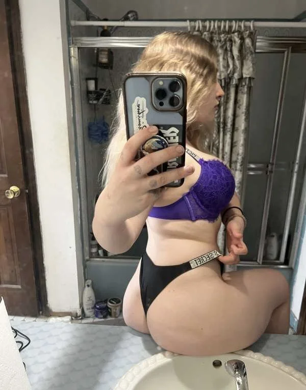 Loirinha se exibindo e levando porra image 6