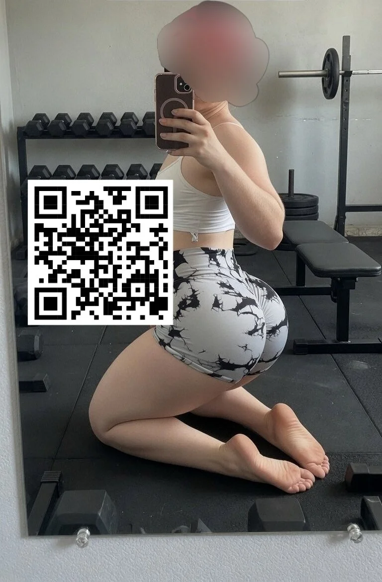 Ninfeta branquinha deliciosa de roupinha de academia main image