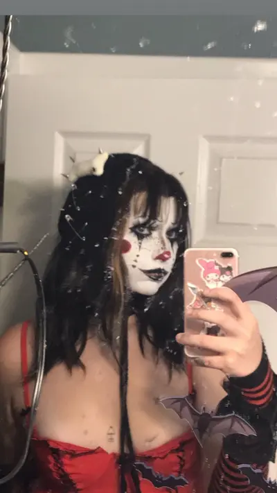 Hi! Im new here, i hope you like clown girls :3 cover image