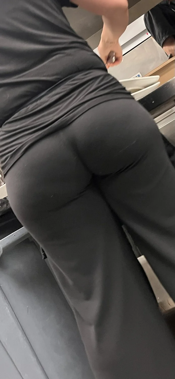 BIG booty in leggings image 4
