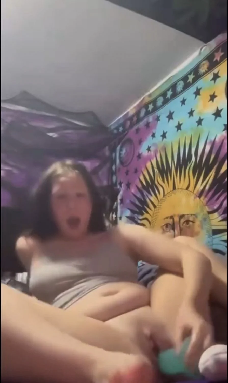 Gordinha se masturbando gostoso com consolo grande image 1