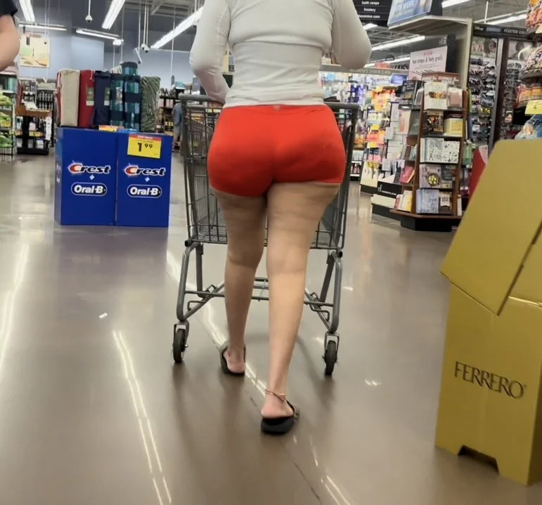 Absolutely amazing Latina Milf with BBL in tight shorts and sandals creepshots main image