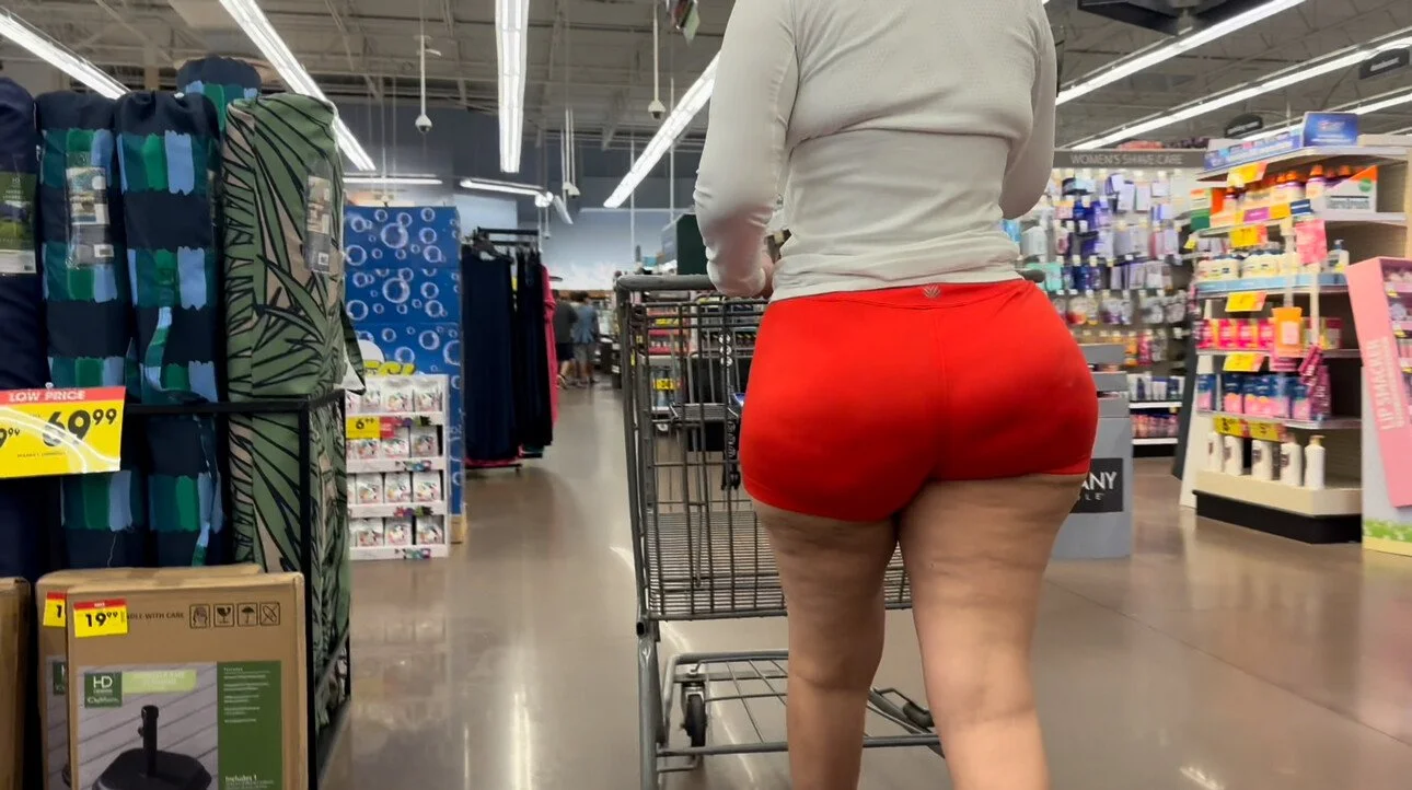 Absolutely amazing Latina Milf with BBL in tight shorts and sandals creepshots image 11