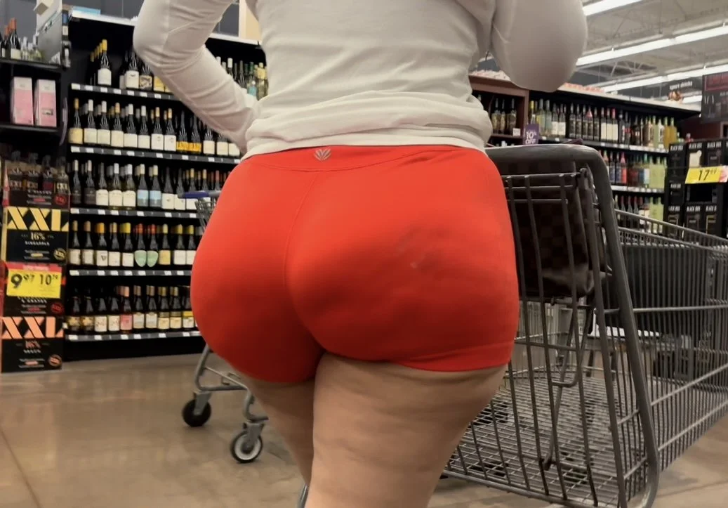 Absolutely amazing Latina Milf with BBL in tight shorts and sandals creepshots image 14