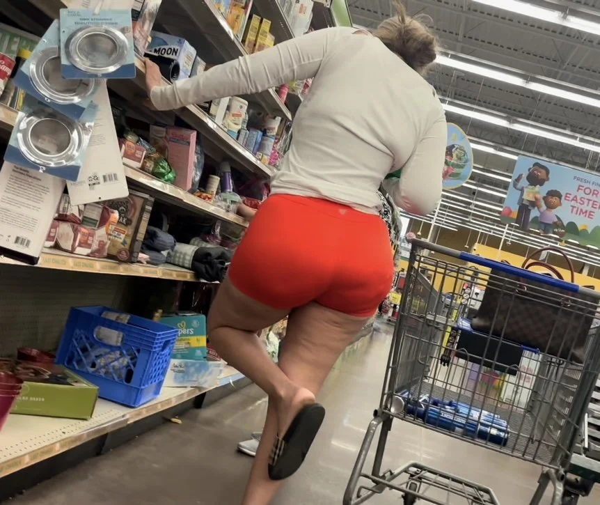 Absolutely amazing Latina Milf with BBL in tight shorts and sandals creepshots image 15