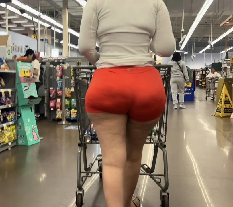 Absolutely amazing Latina Milf with BBL in tight shorts and sandals creepshots image 21