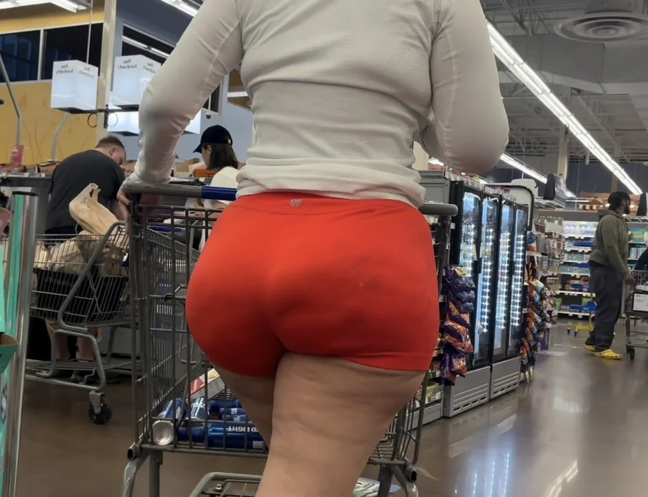 Absolutely amazing Latina Milf with BBL in tight shorts and sandals creepshots image 24