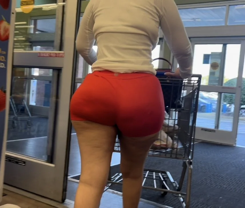 Absolutely amazing Latina Milf with BBL in tight shorts and sandals creepshots image 26