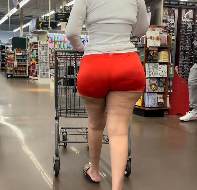 Absolutely amazing Latina Milf with BBL in tight shorts and sandals creepshots image 3