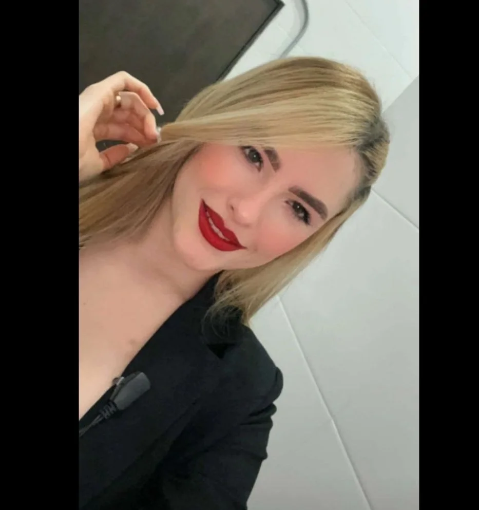 loira novinha mandou foto pra mostrar o piercing no peito e caiu na net, video novo erome brasil main image