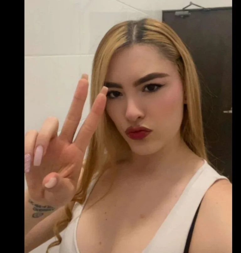 loira novinha mandou foto pra mostrar o piercing no peito e caiu na net, video novo erome brasil image 2