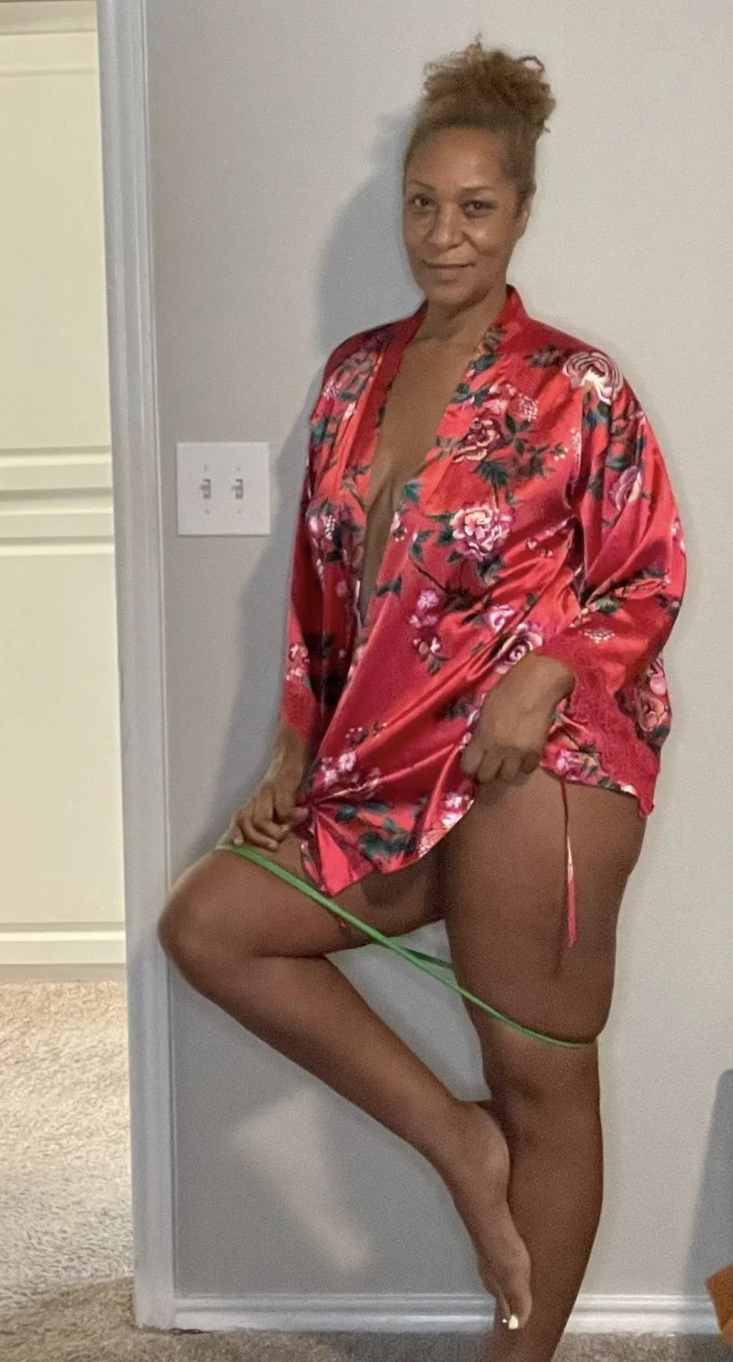 EBONY MATURE SANDRA image 14