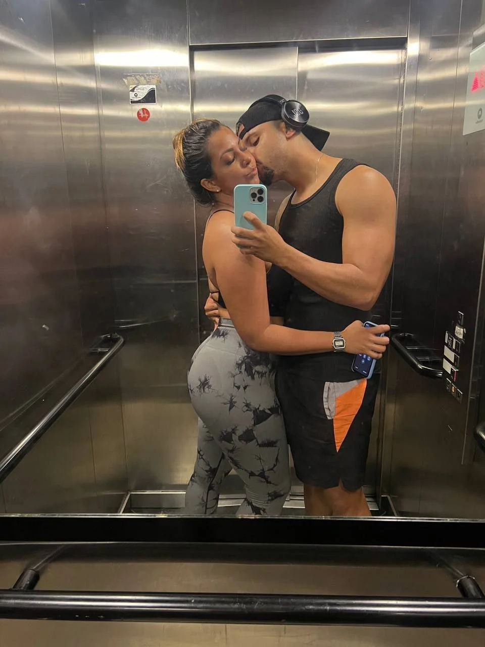 Rabuda Da Academia Do Corno Vazou Dando o Cuzinho pro Personal main image