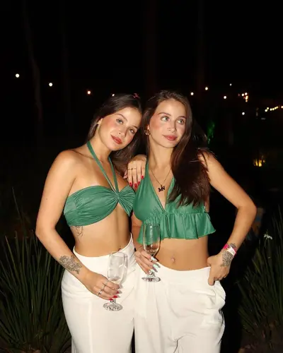 Irmas gemeas...muito lindas cover image