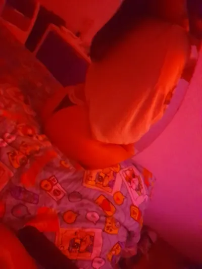 Zorra con lindas tetas manda video en el baño cover image