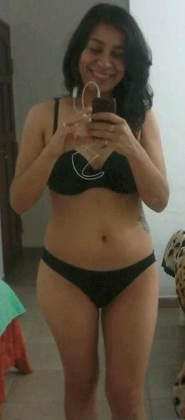 Exhibiendo a mi mujer, morocha y bien puta, le gusta el gang bang.... parte 1 image 2