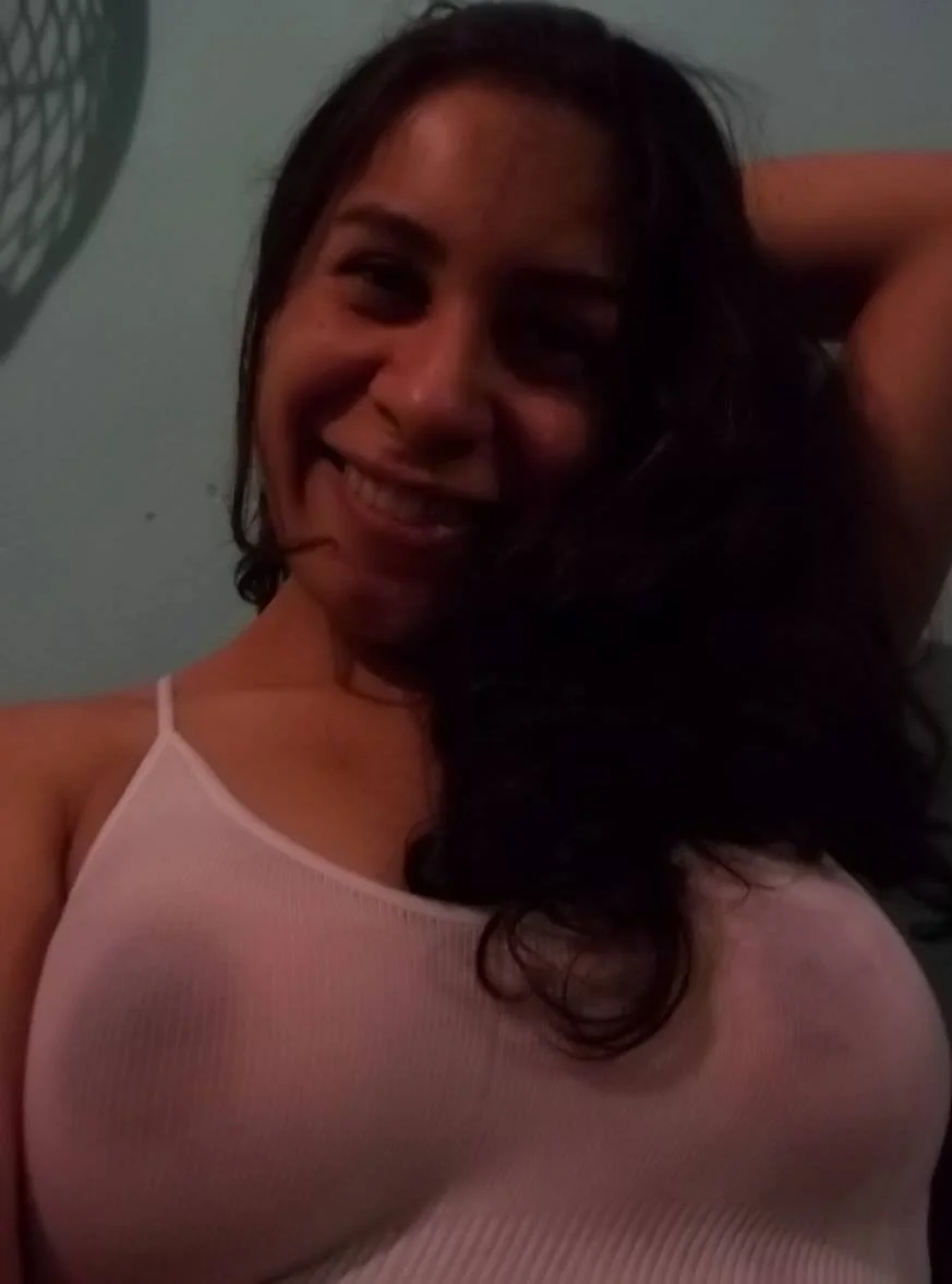 Exhibiendo a mi mujer, morocha y bien puta, le gusta el gang bang.... parte 1 image 3